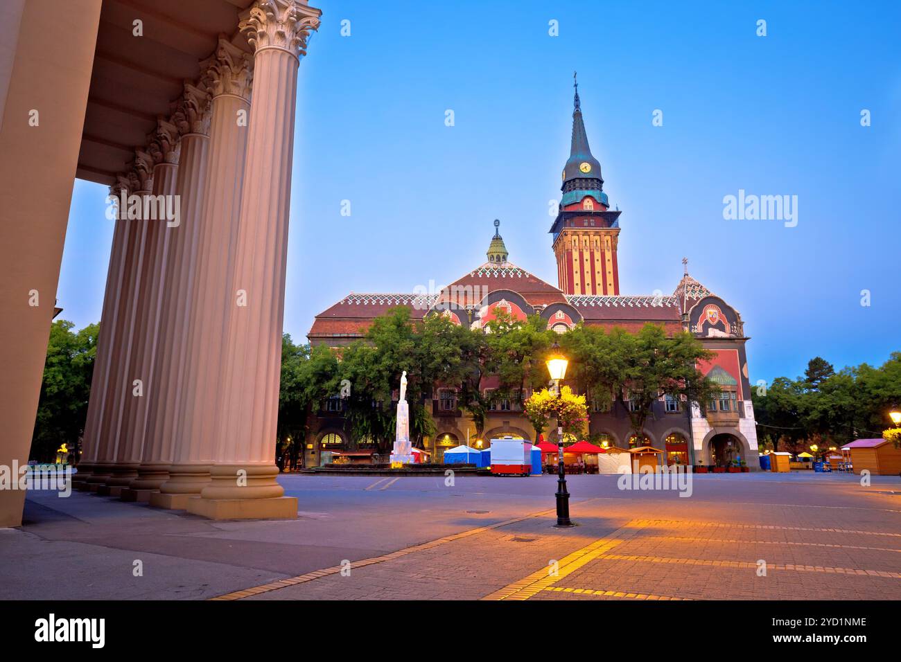 Vista serale del municipio di Subotica e della piazza principale Foto Stock