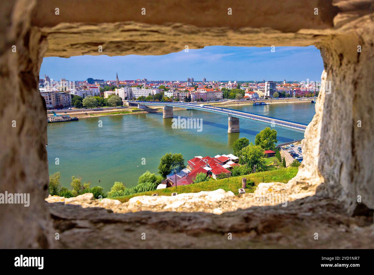 Vista aerea della città di Novi Sad e del Danubio attraverso una finestra in pietra da Petrovaradin Foto Stock