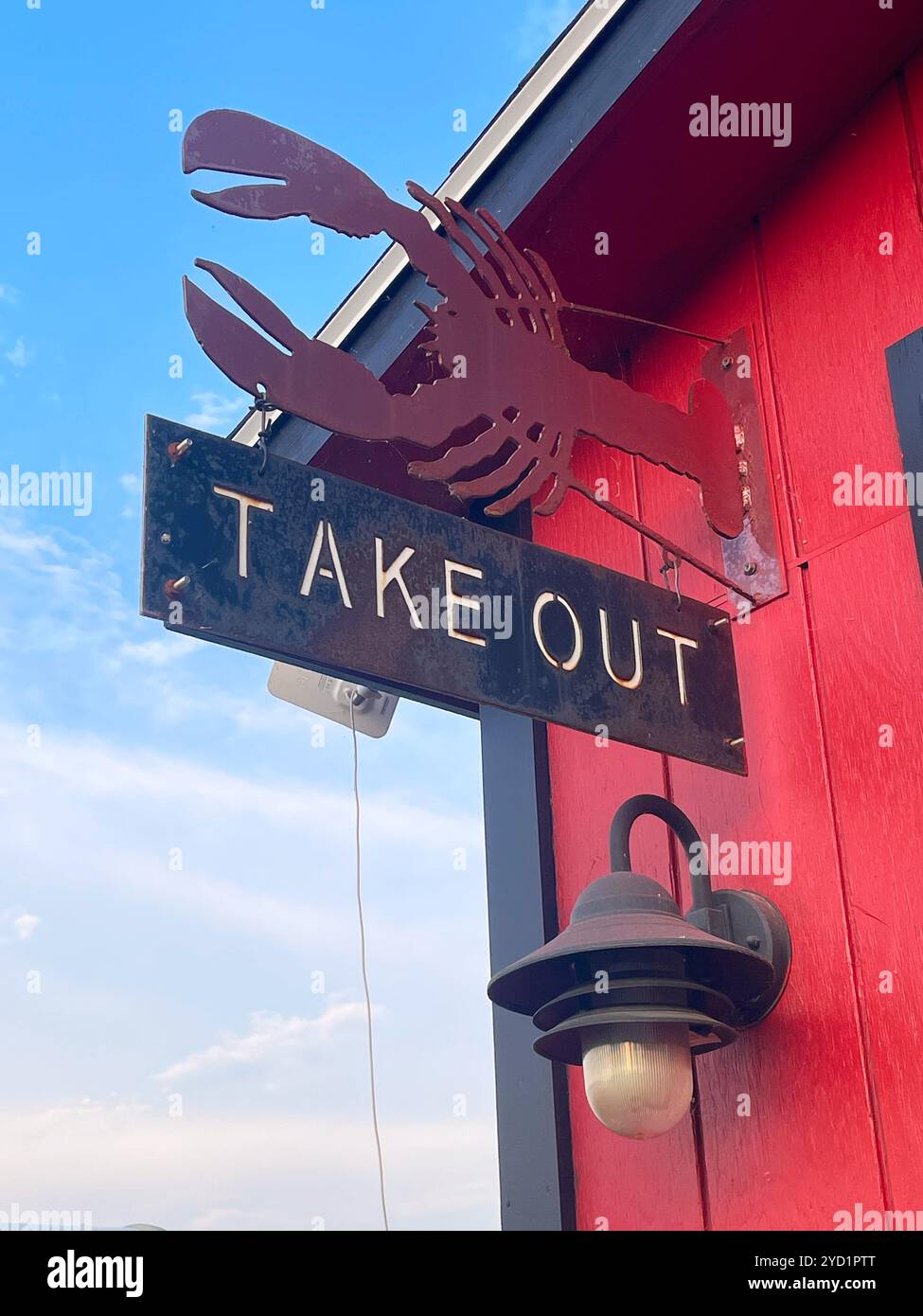 Il segno di metallo, rosso, aragosta ritagliata per il take-out. Al Perry Long's Lobster Shack, Pound in Surry, Maine, Stati Uniti. Foto Stock