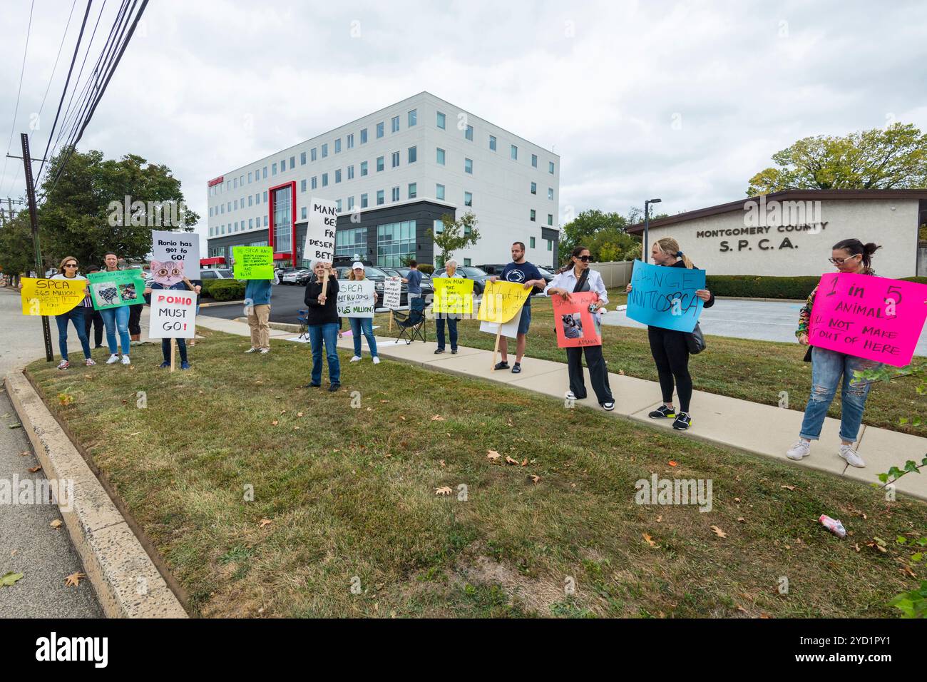 Manifestanti fuori dalla SPCA che protestano contro la corruzione nella contea di Montgomery, Pennsylvania, USA SPCA Foto Stock