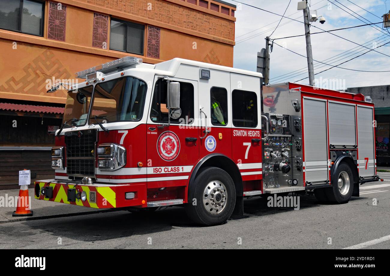 Un camion dei pompieri del Bureau of Fire di Pittsburgh è raffigurato parcheggiato in una strada della città. Foto Stock