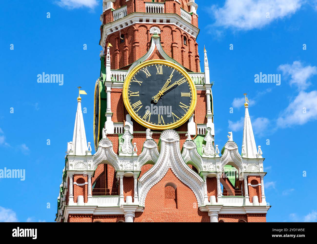 I suoni di avviso orologio sulla torre Spasskaya del Cremlino di Mosca Foto Stock