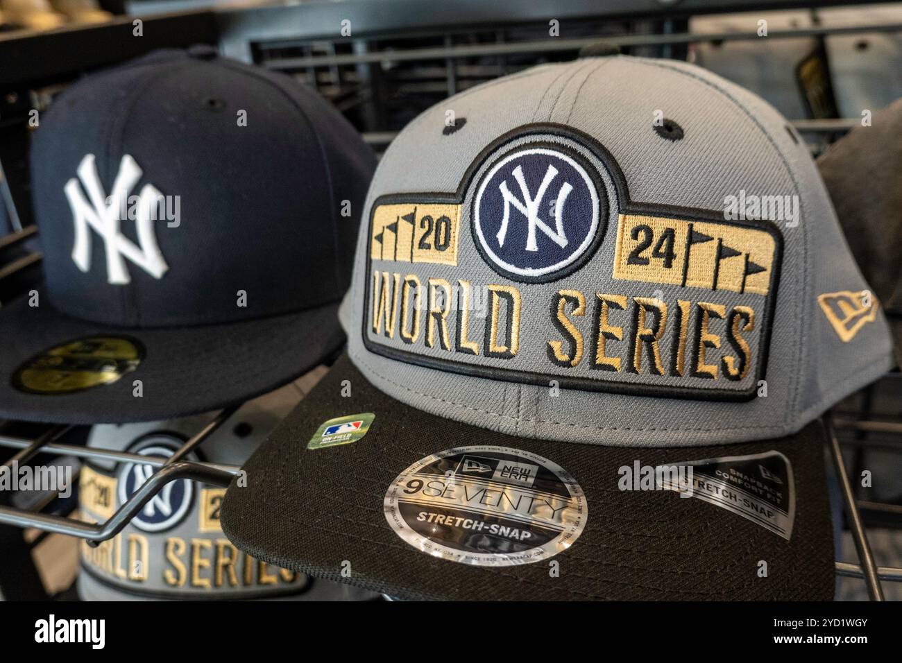 Lo Yankees Team Store vende articoli ufficiali per i tifosi, dalle maglie a tutti i tipi di souvenir, New York City, USA, anni '2024, non yankee Foto Stock