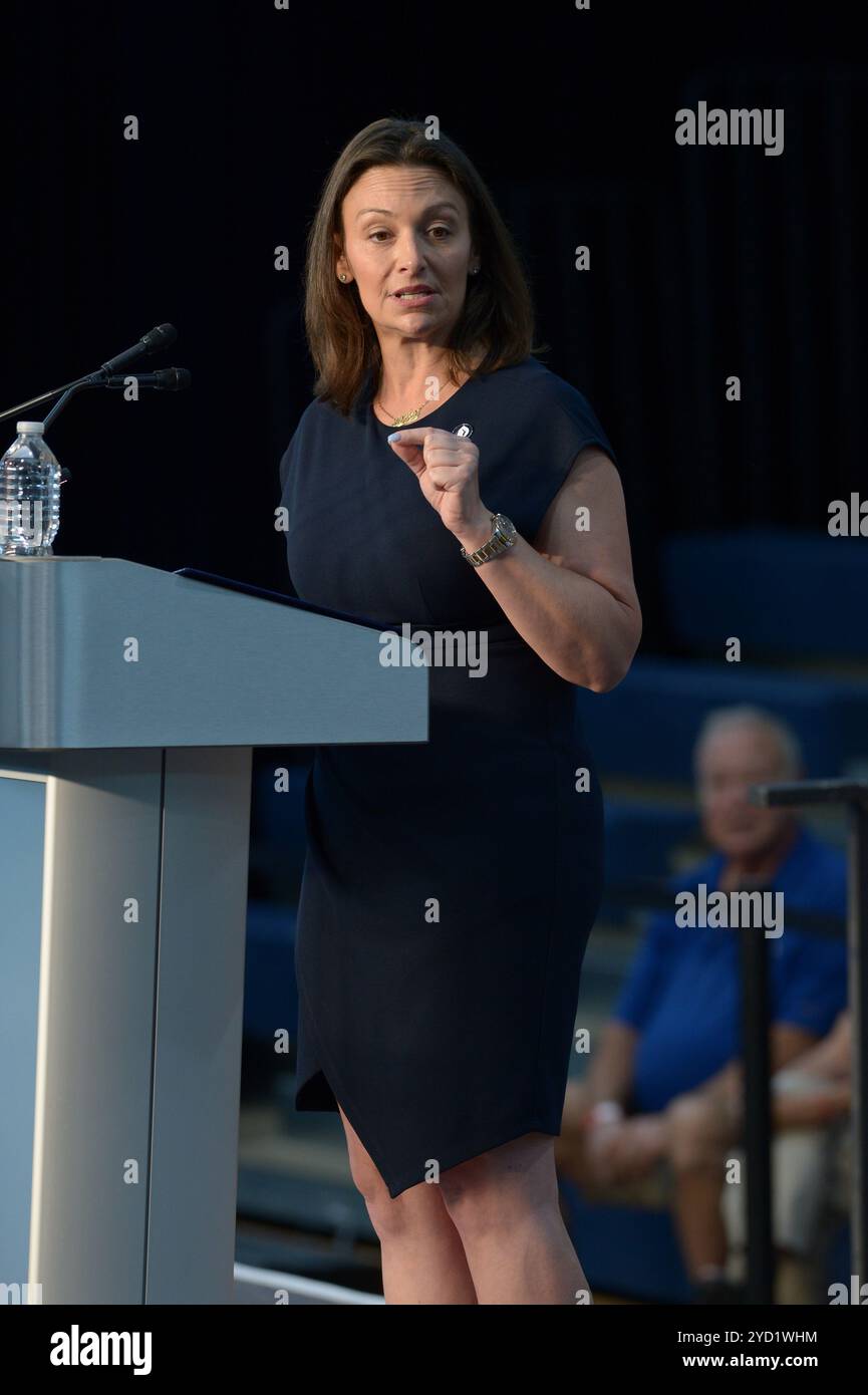 Hallandale Beach, Florida, Stati Uniti. 23 ottobre 2024. Nikki Fried, Chair, Florida Democratic Party parla durante il raduno Get Out the Early Vote all'Austin Hepburn Center presso l'OB Johnson Park & Recreation Center il 23 ottobre 2024 a Hallandale Beach, Florida. La votazione anticipata è iniziata nella maggior parte degli stati, inclusa la Florida, questa settimana dal 26 ottobre al 2 novembre. Ma molte contee consentono il voto anticipato diversi giorni prima e fino a domenica 3 novembre. Crediti: Mpi10/Media Punch/Alamy Live News Foto Stock