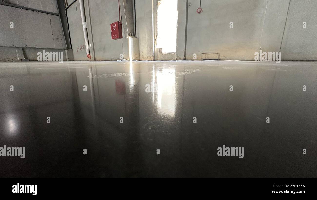 Edificio industriale o fabbrica moderna per impianti di produzione o grandi magazzini, pavimento in calcestruzzo lucidato pulito e spazio per l'identificazione Foto Stock