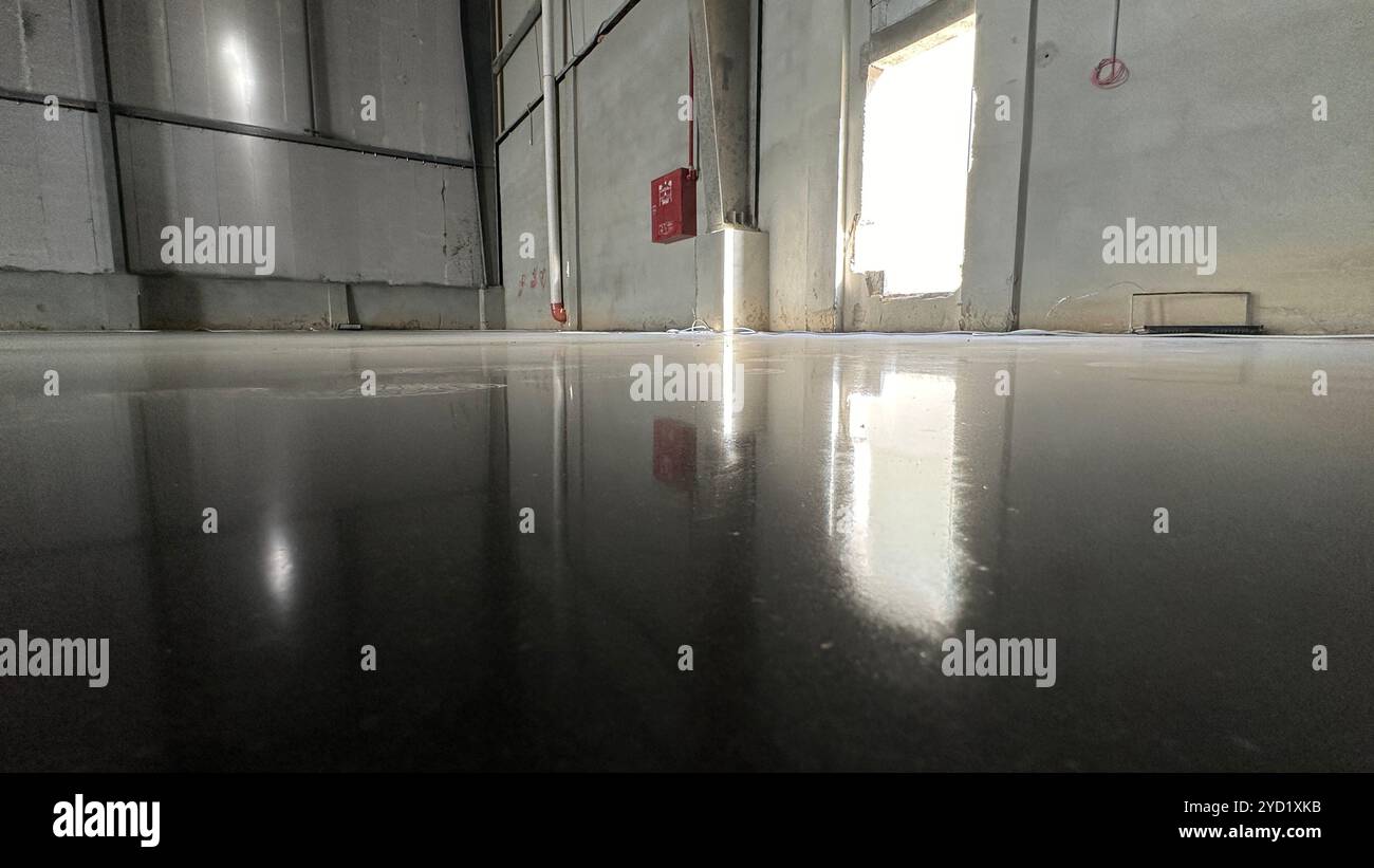 Edificio industriale o fabbrica moderna per impianti di produzione o grandi magazzini, pavimento in calcestruzzo lucidato pulito e spazio per l'identificazione Foto Stock