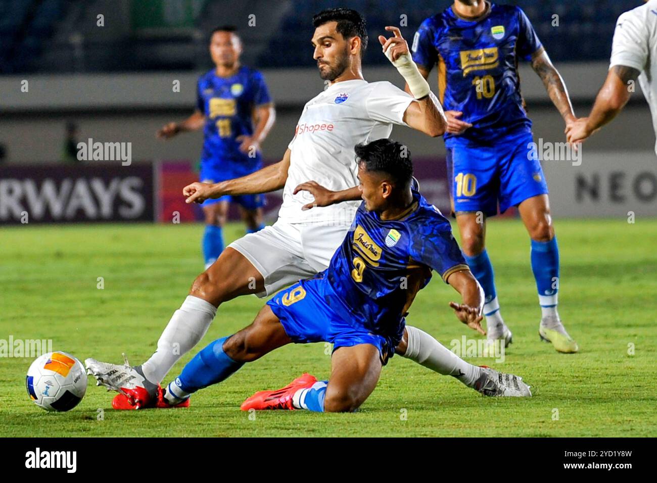 Bandung, Indonesia. 24 ottobre 2024. Muhamad Dimas Drajad (in basso) del Persib Bandung gareggia durante la partita di calcio del gruppo F della AFC Champions League Two tra il Persib Bandung indonesiano e il Lion City Sailors FC di Singapore al si Jalak Harupat Stadium di Bandung, Indonesia, il 24 ottobre 2024. Crediti: Septianjar Muharam/Xinhua/Alamy Live News Foto Stock