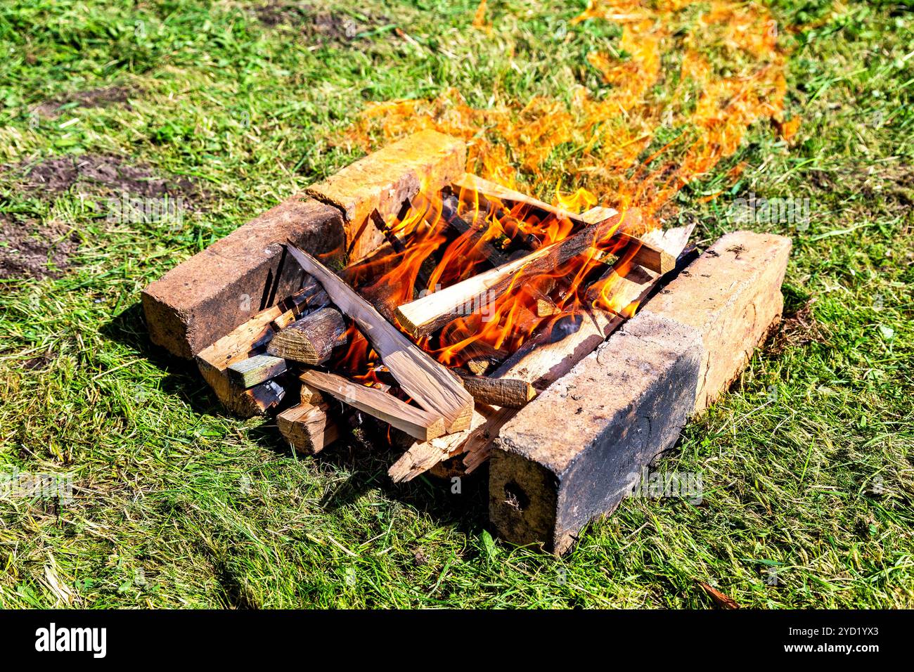 Falò per cucinare cibo all'aperto Foto Stock