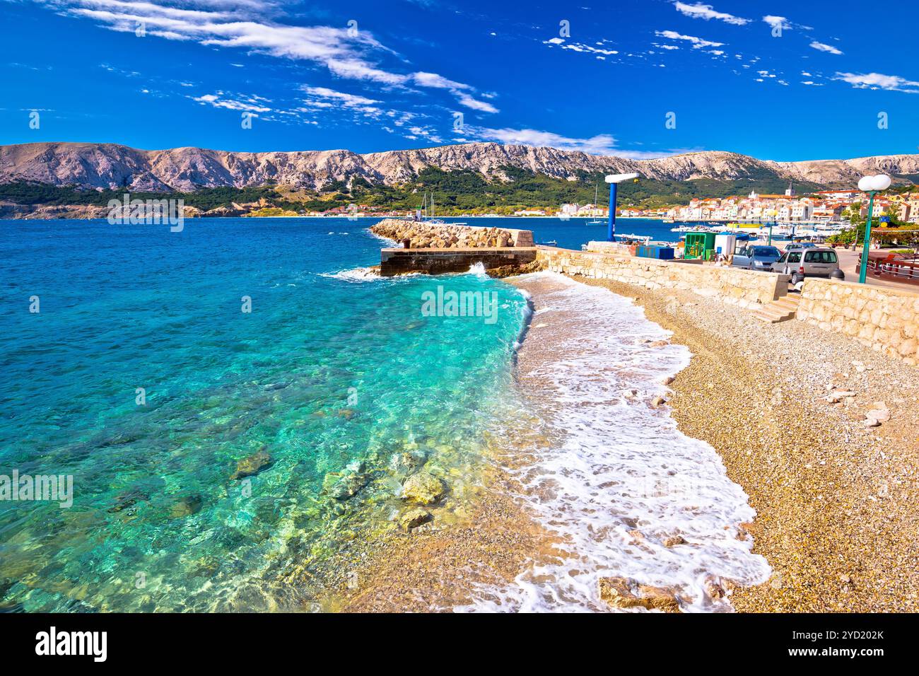 Baska. Idilliaca spiaggia di ciottoli e vista sulla città di Baska Foto Stock