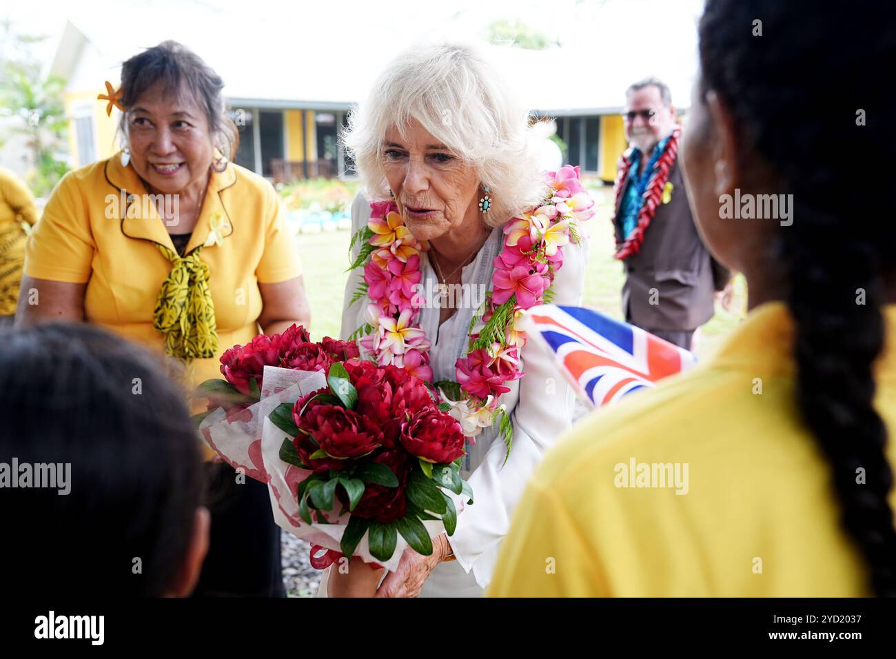 La regina Camilla riceve dei fiori mentre arriva per la sua visita al Samoa Victim Support Group (SVSG) ad Apia, Samoa, per ascoltare le sfide sociali causate dalla violenza di genere nel paese, il sesto giorno della visita reale in Australia e Samoa. Data foto: Venerdì 25 ottobre 2024. Foto Stock