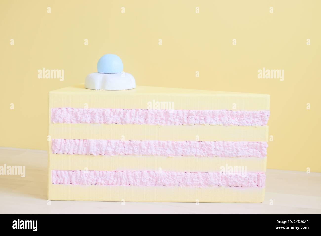 Decorazioni per le vacanze dei bambini. Decorazioni natalizie. Dolci decorazioni su sfondo giallo. I grandi dolci sono decorativi nella Stud Foto Stock