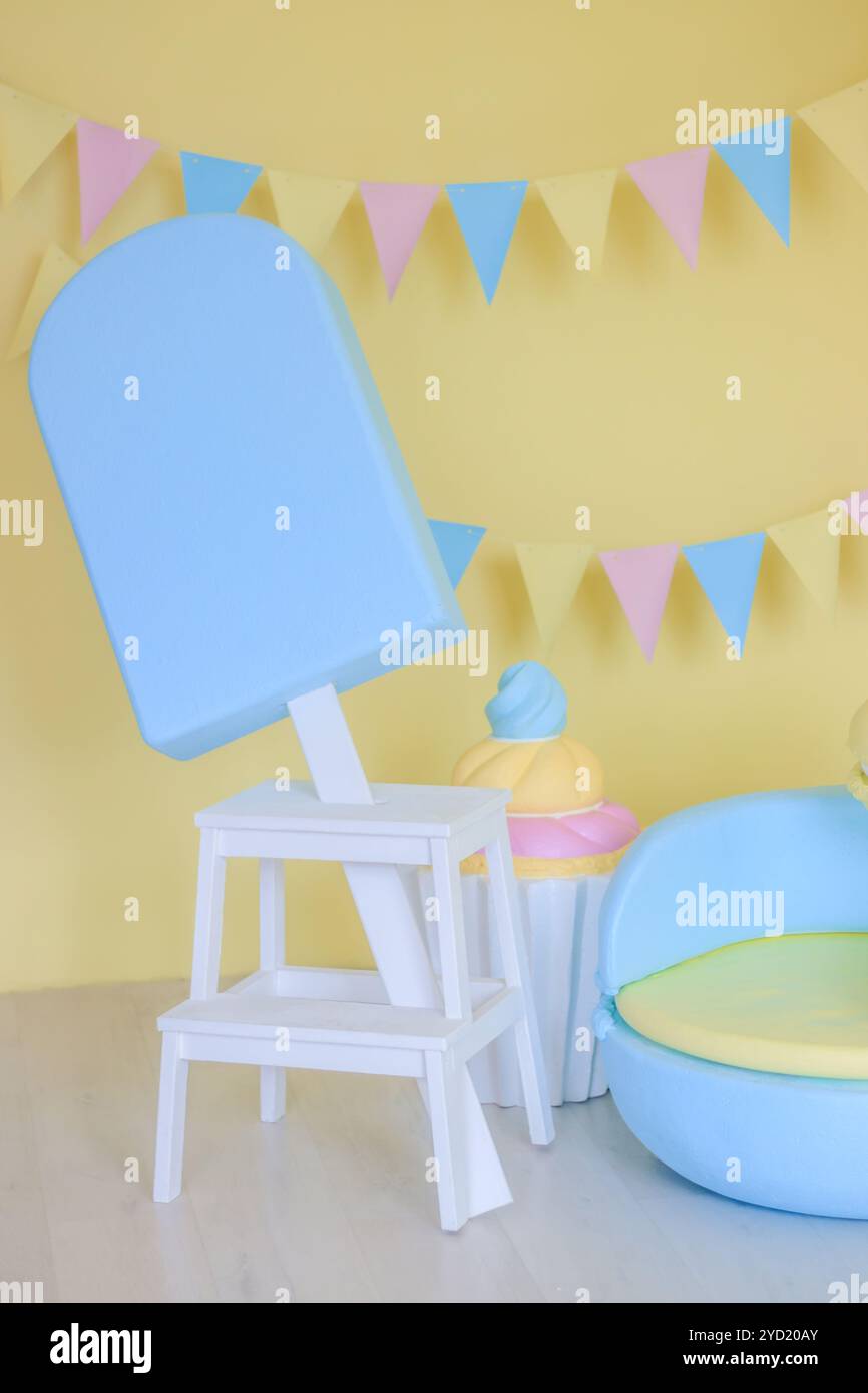 Decorazioni per le vacanze dei bambini. Decorazioni natalizie. Dolci decorazioni su sfondo giallo. I grandi dolci sono decorativi nella Stud Foto Stock