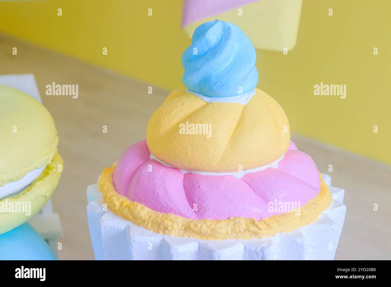 Decorazioni per le vacanze dei bambini. Decorazioni natalizie. Dolci decorazioni su sfondo giallo. I grandi dolci sono decorativi nella Stud Foto Stock