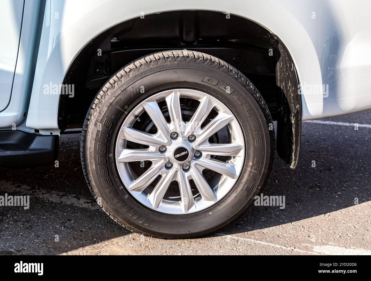 Ruota per auto Isuzu con disco in lega leggera con pneumatico Bridgestone Foto Stock
