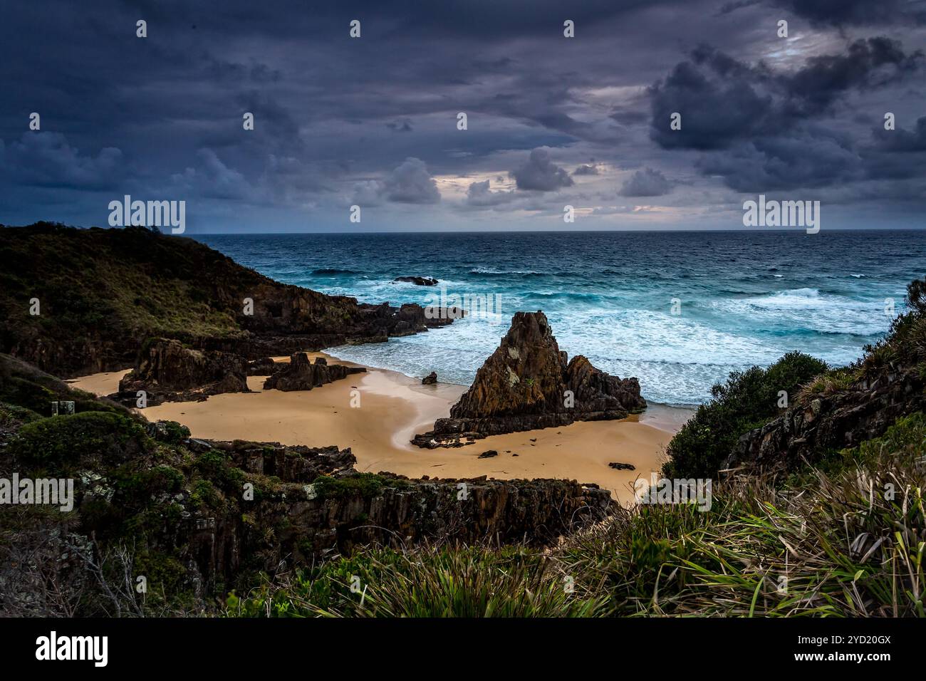 Cieli tempestosi sul paesaggio costiero con imponenti faraglioni di mare Foto Stock