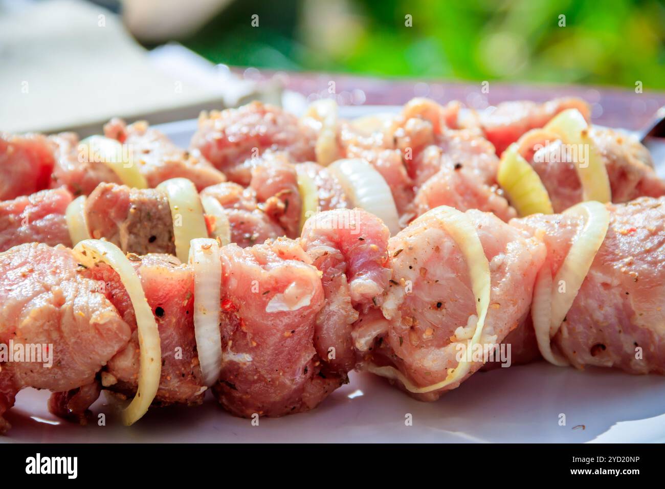 Spiedini di carne con cipolle su spiedini. Carne di carbone. Foto Stock