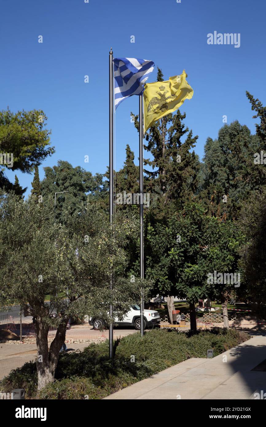 Bandiera greca e bandiera della Chiesa greco-ortodossa fuori Panagia Faneromeni Chiesa greco-ortodossa Vouliagmeni Atene Grecia Foto Stock