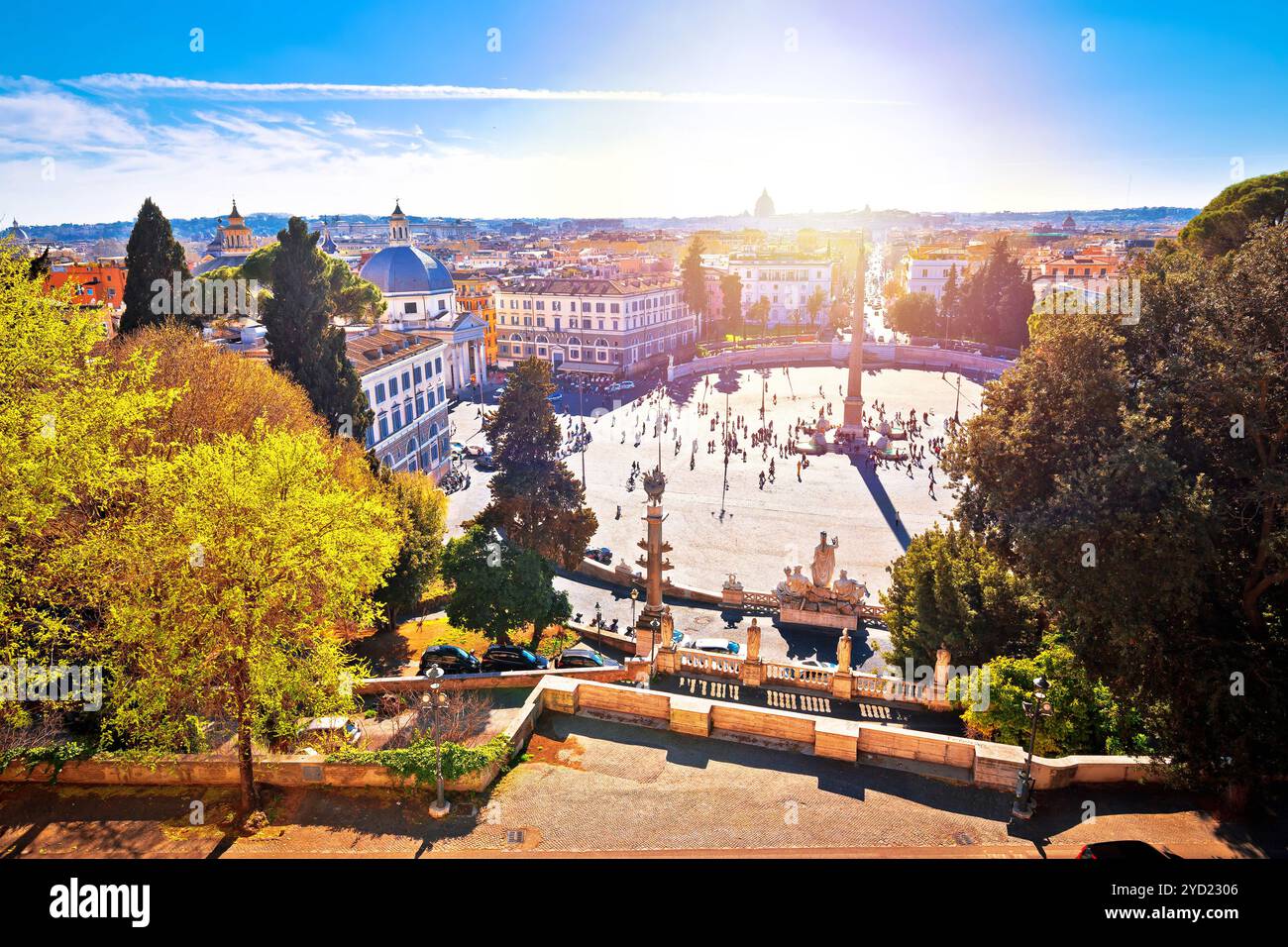 Piazza del popolo o Piazza del popolo nella città eterna di Roma, vista dalla foschia del sole Foto Stock