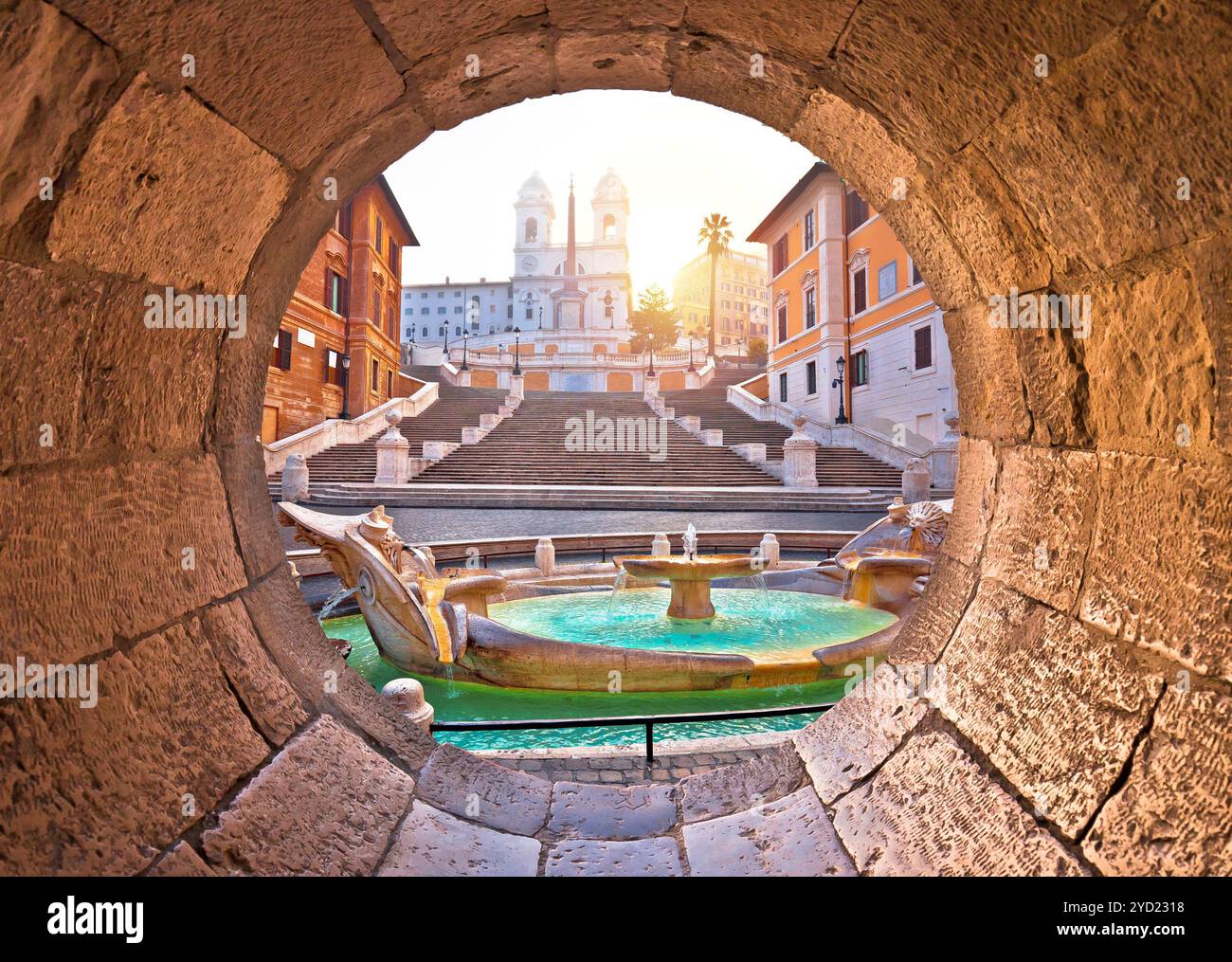 Piazza di Spagna, famoso punto di riferimento di Roma, vista mattutina attraverso una finestra in pietra Foto Stock