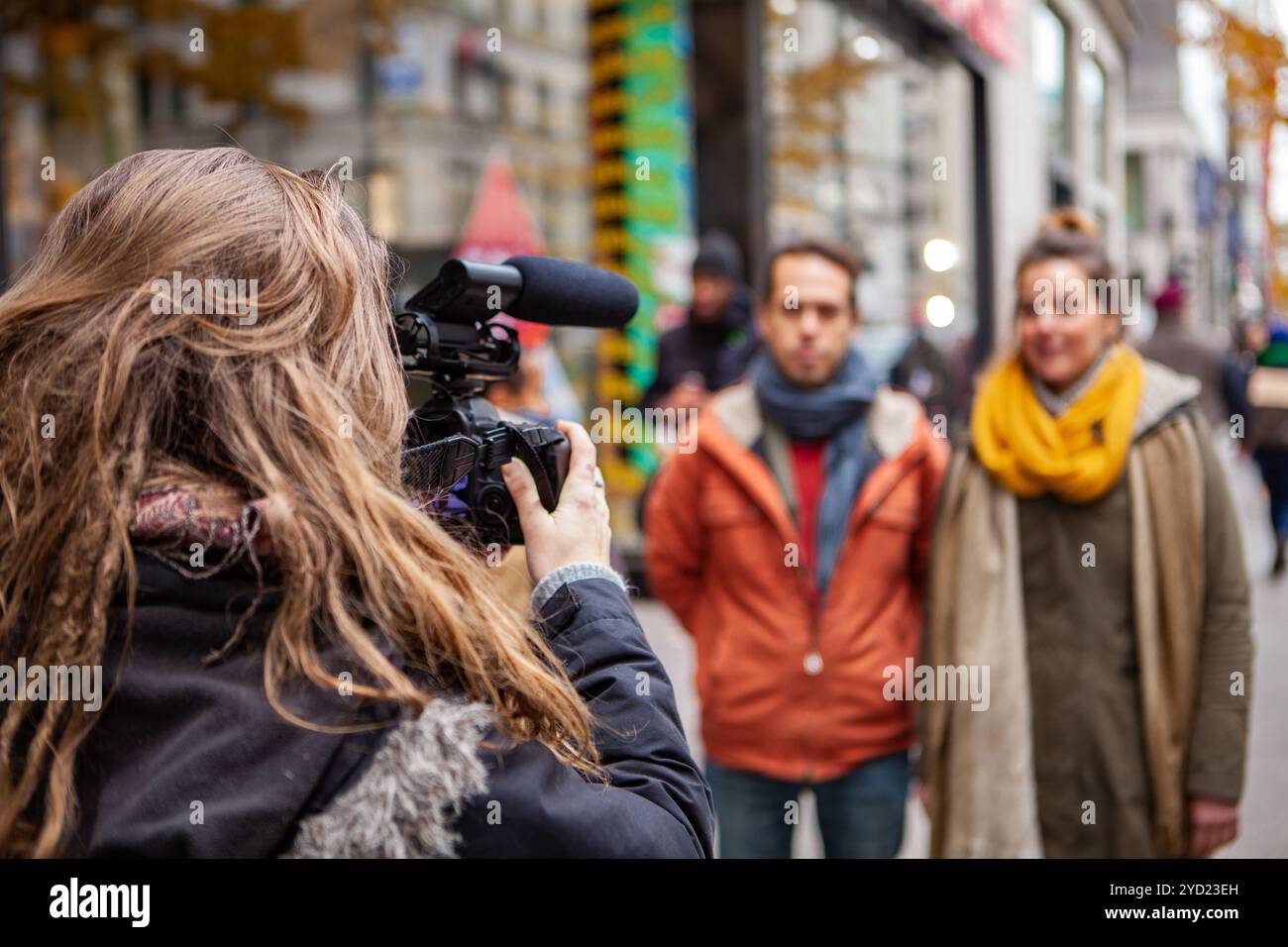 Il regista cattura video nel centro della città Foto Stock