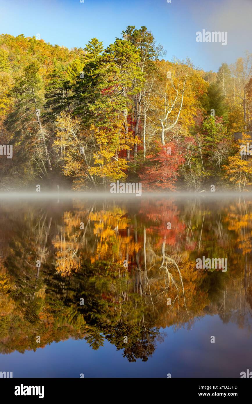 Splendida mattina autunnale sul lago Straus - Brevard, North Carolina, Stati Uniti Foto Stock