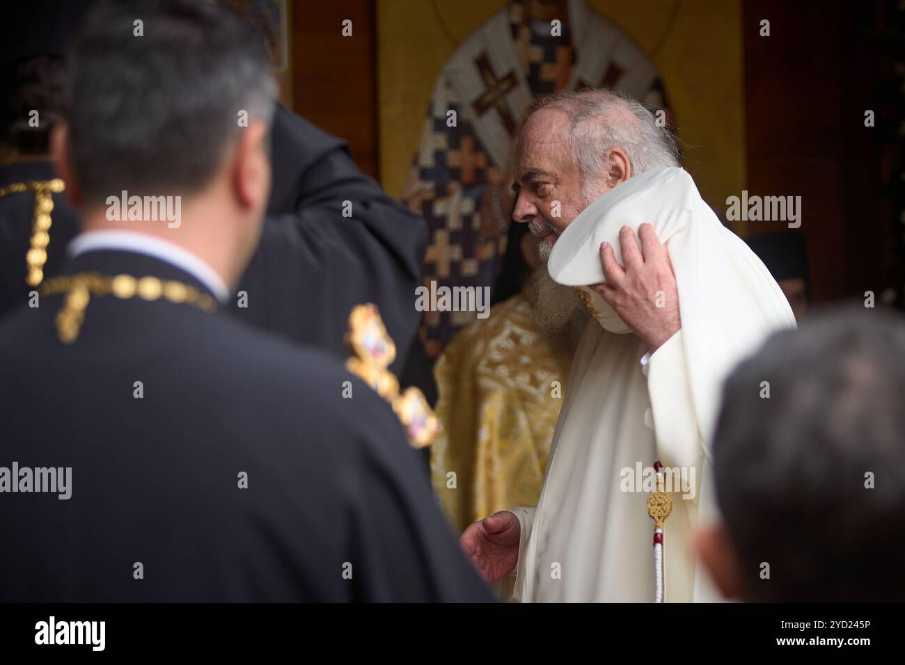 Bucarest, Romania. 24 ottobre 2024: Il Patriarca Daniele di Romania partecipa alla processione di San Demetrio il nuovo, il protettore di Bucarest. Crediti: Lucian Alecu/Alamy Live New Foto Stock