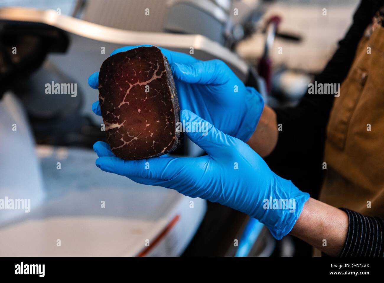 Mani di un lavoratore di gastronomia al banco Foto Stock