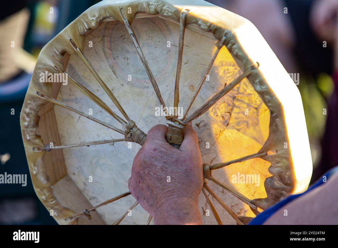 Batteria sacra durante il canto spirituale. Foto Stock