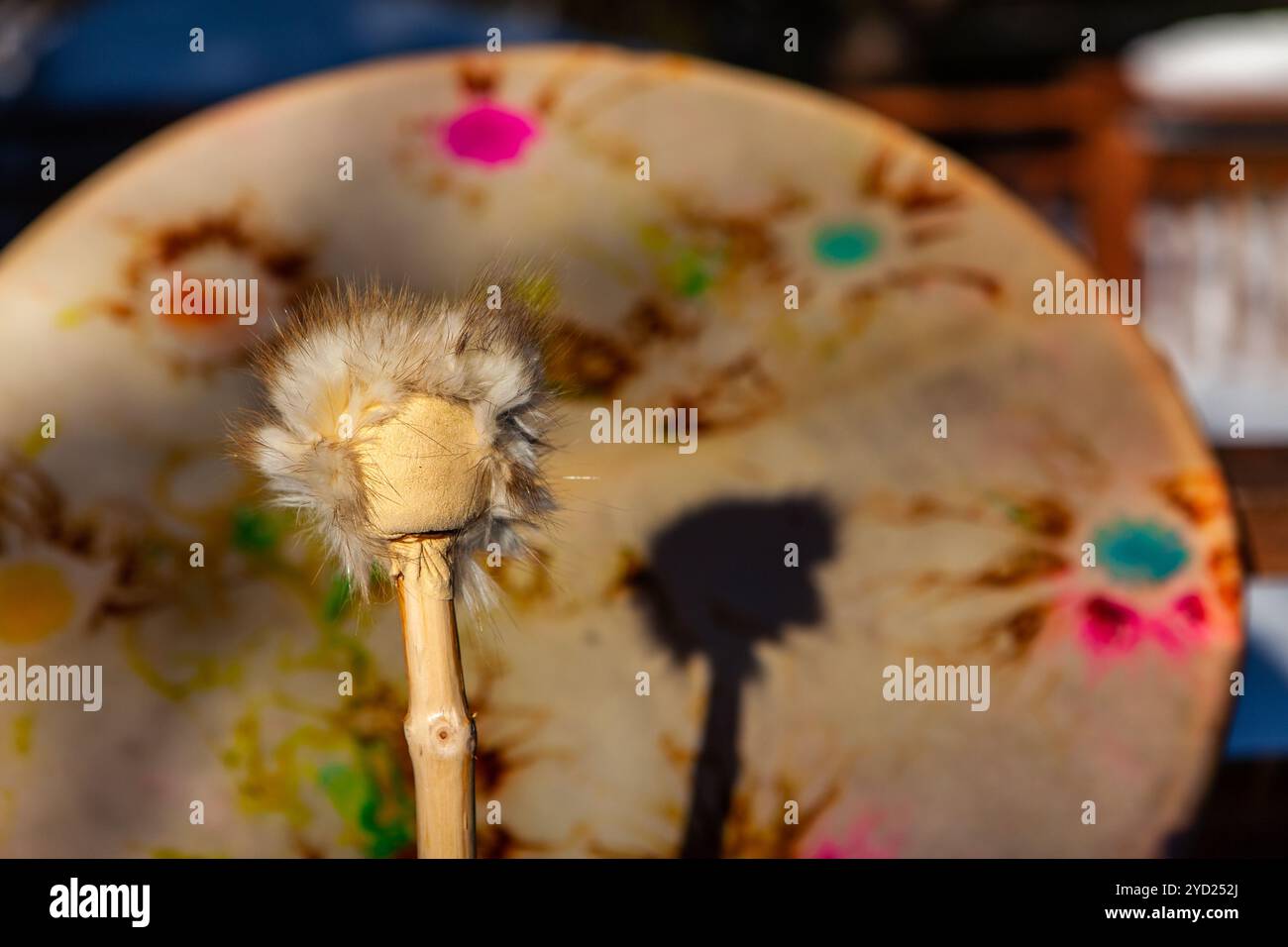 Tamburo e bacchetta sacri nativi Foto Stock