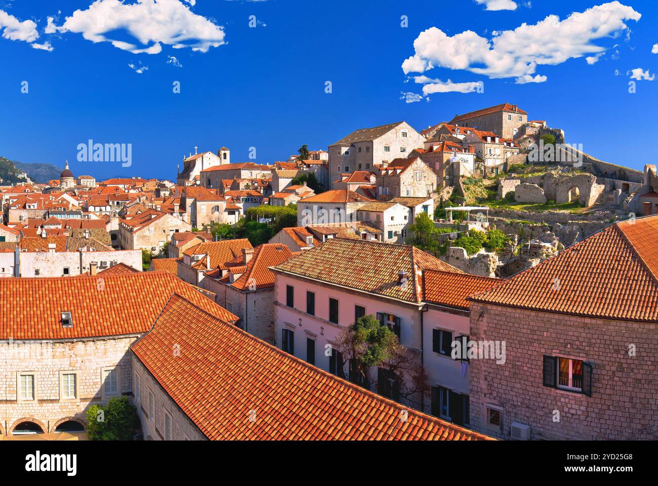 Vista panoramica della città storica di Dubrovnik dalle mura Foto Stock