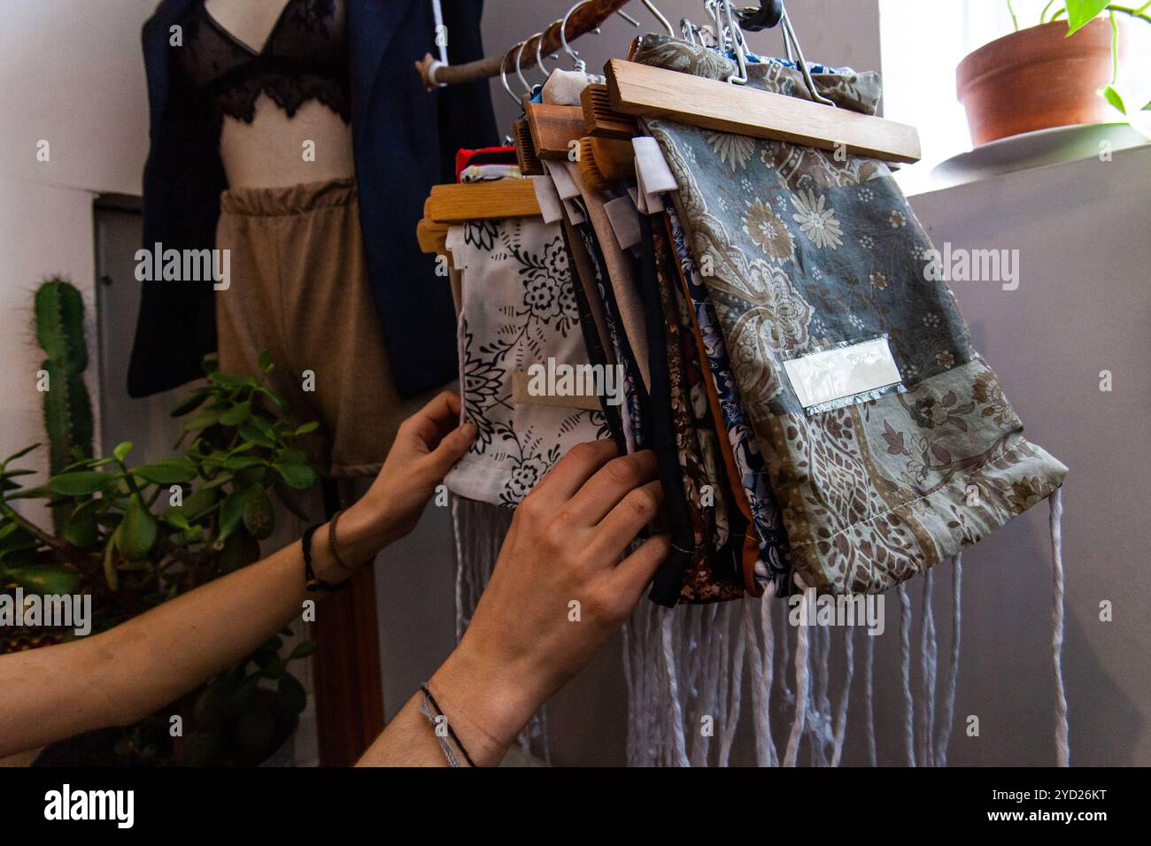 Giovane donna che fa shopping per borse alla moda Foto Stock