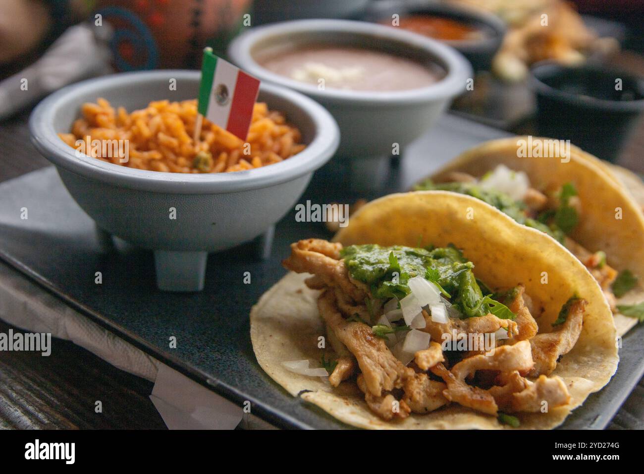 Mexican Street Tacos con fagioli fritti e riso Foto Stock