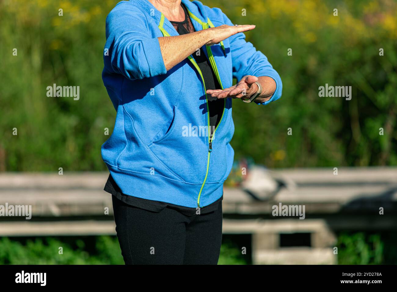 Persona sportiva che pratica yoga controllato dal corpo Foto Stock