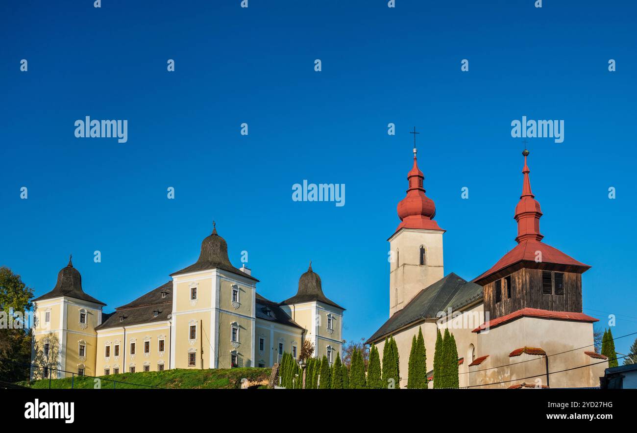 Castello di Dessewffy, ora Museo di storia locale, XVIII secolo, Chiesa dell'assunzione, a Hanušovce nad Topľou, regione di Prešov, Slovacchia Foto Stock