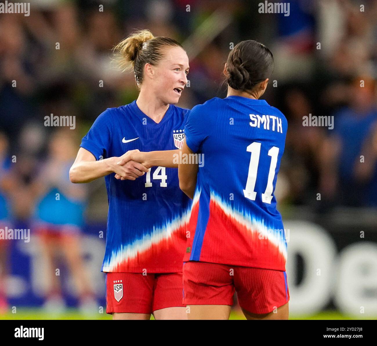 Austin, Texas, Stati Uniti. 24 ottobre 2024. La difensore degli Stati Uniti Emily Sonnett (14) festeggia con l'attaccante Sophia Smith (11) dopo il gol di Smith al 88 ° minuto durante una partita amichevole internazionale di calcio tra la nazionale femminile degli Stati Uniti e l'Islanda il 24 ottobre 2024 ad Austin, Texas. Gli Stati Uniti hanno vinto, 3-1. (Credit Image: © Scott Coleman/ZUMA Press Wire) SOLO PER USO EDITORIALE! Non per USO commerciale! Foto Stock