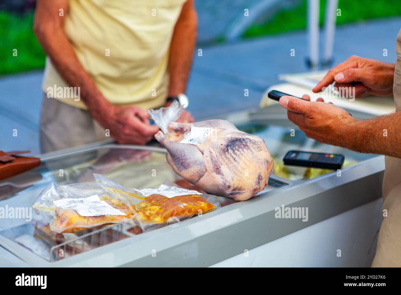 Comprare pollo biologico al mercato Foto Stock