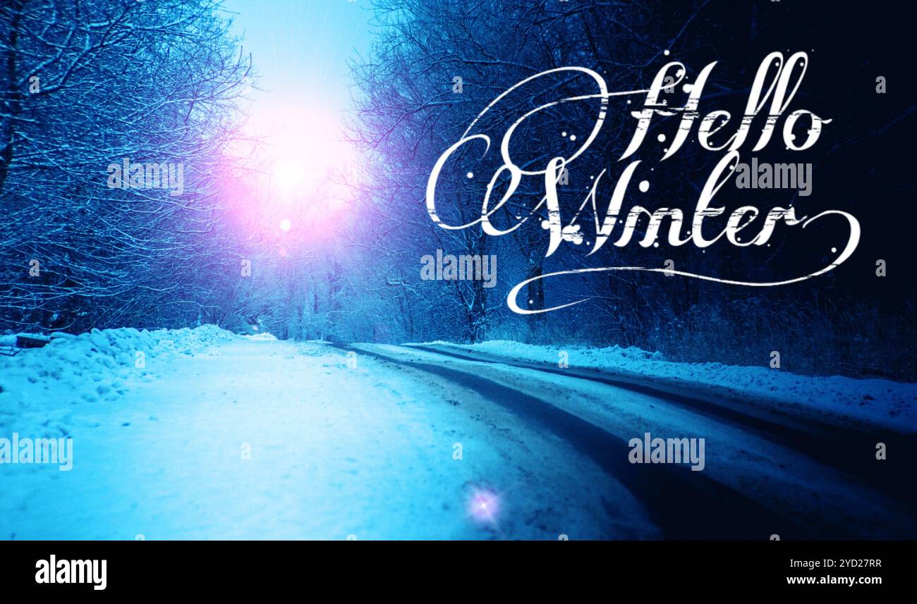 Banner Ciao inverno . La foto di Hello Winter. Nuova stagione. Natura. Strada invernale. Strada innevata. Foto Stock