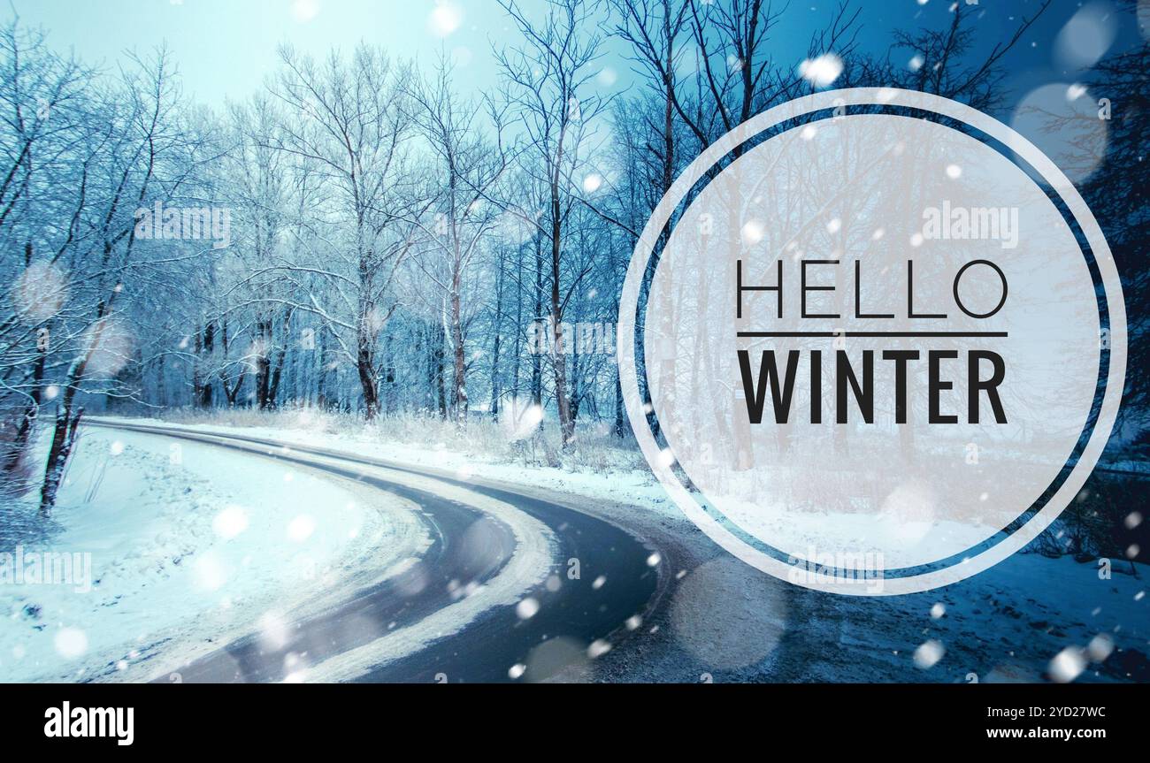 Banner Ciao inverno . La foto di Hello Winter. Nuova stagione. Natura. Strada invernale. Strada innevata. Foto Stock