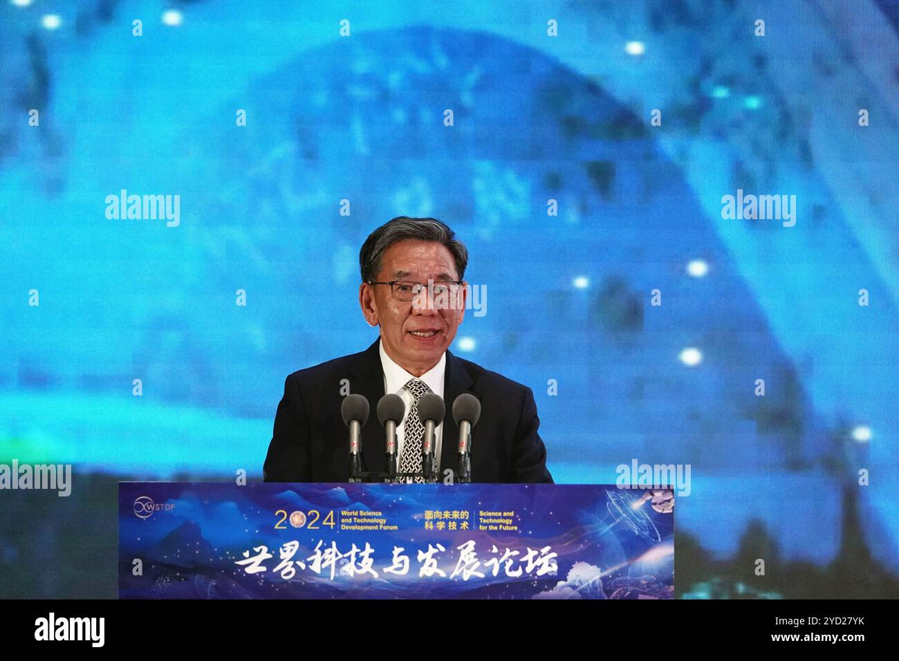 Wu Weiren, accademico della Chinese Academy of Engineering, capo pianificatore dei programmi lunari del paese, direttore e capo scienziato del Deep Space Exploration Lab (DSEL), tiene un discorso di apertura alla cerimonia di apertura. Pechino, Cina. 22 ottobre 2024. Con un tema di “Science and Technology for the Future”, il 2024 World Science and Technology Development Forum sponsorizzato dalla China Association for Science and Technology prende il via a Pechino, il 22 ottobre 2024. Credito: Sun Zifa/China News Service/Alamy Live News Foto Stock