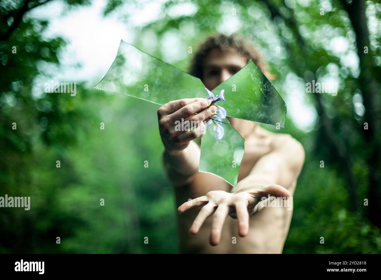 Uomo che tiene in mano un fiore di specchio da 3 pezzi Foto Stock