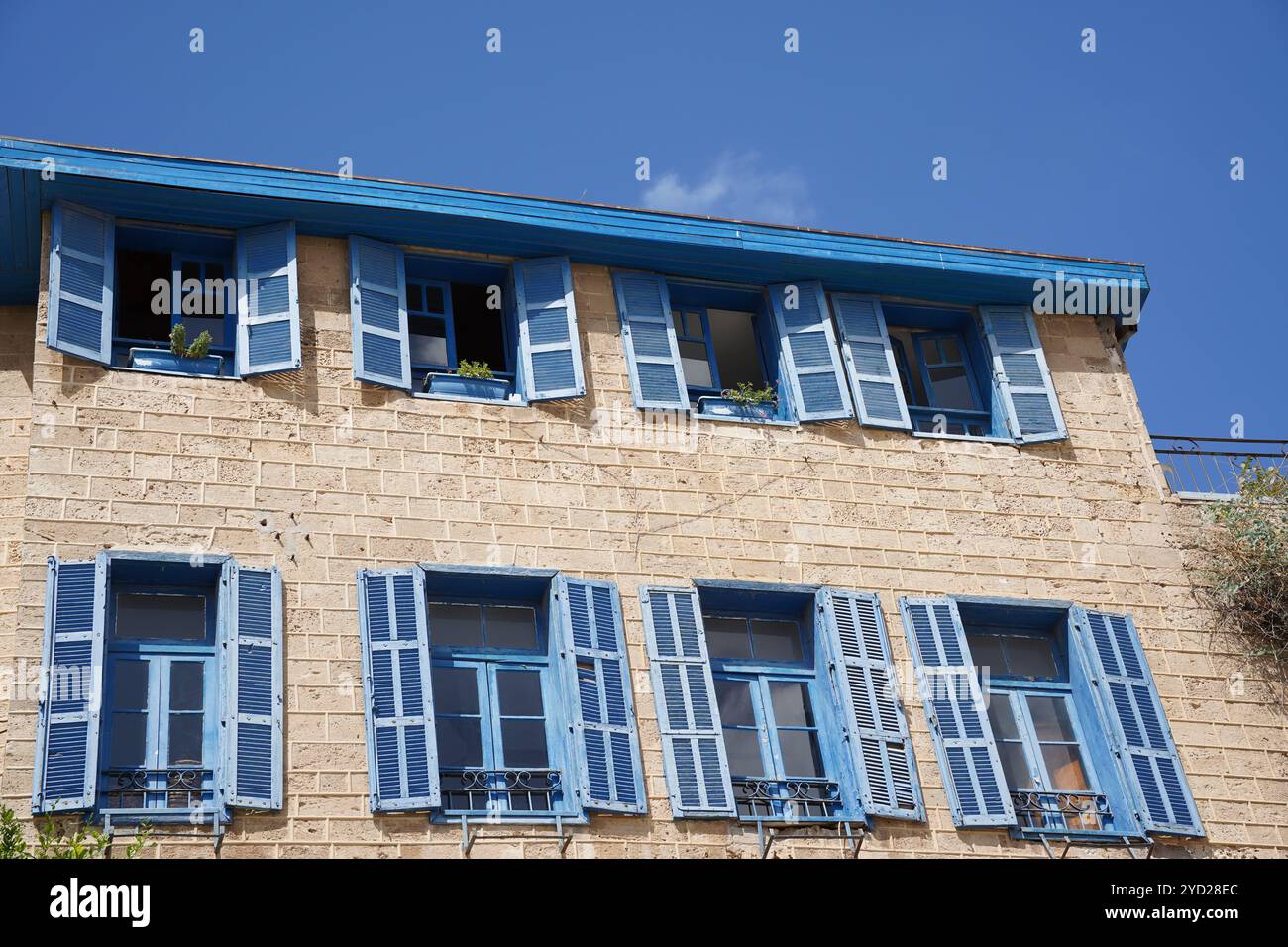 Vista dello splendido edificio con persiane blu nella vecchia jaffa Foto Stock