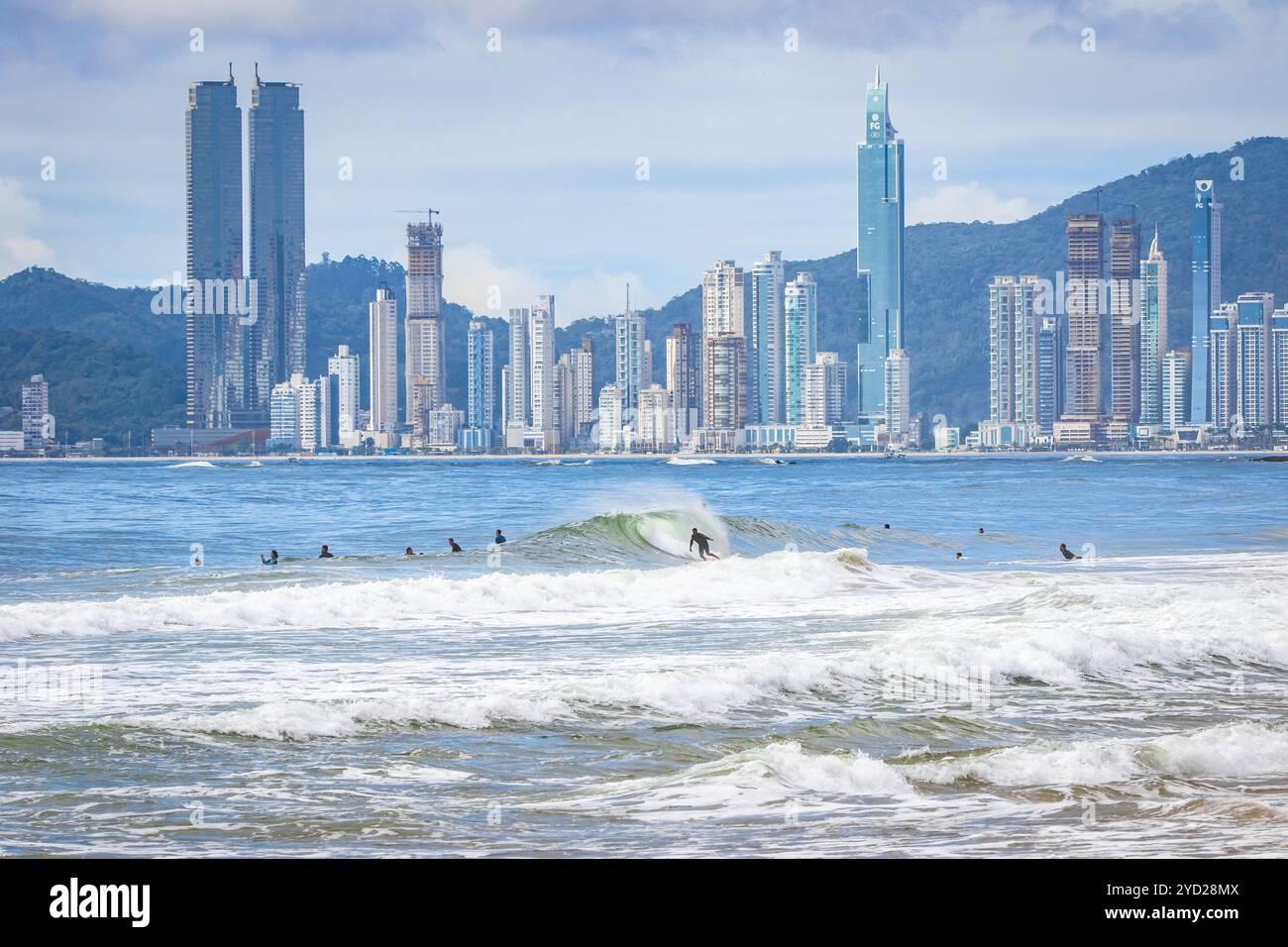 Contrasto urbano tra la città e il mare Foto Stock