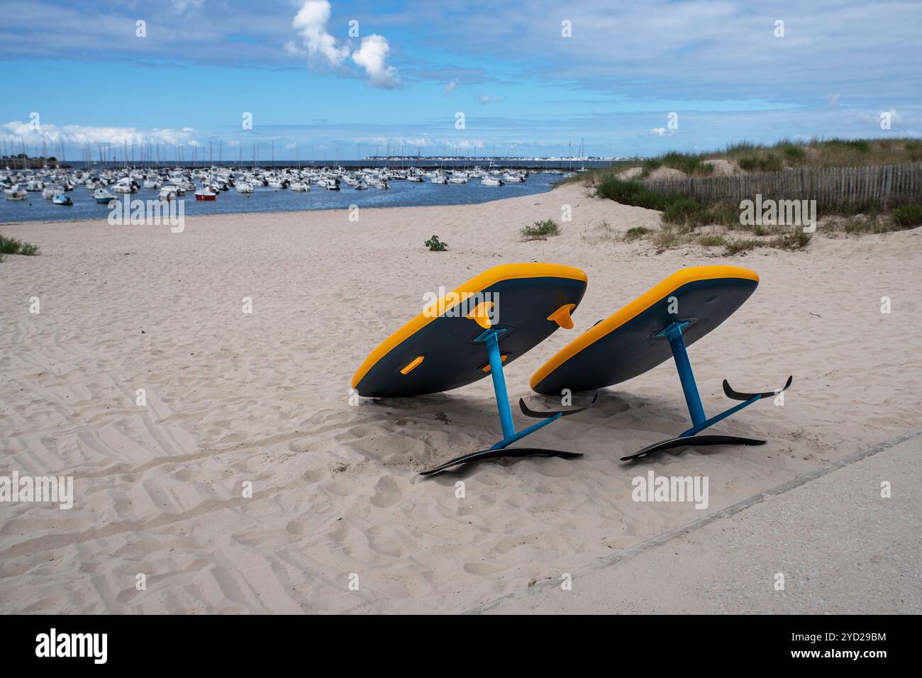Imbarco su una spiaggia della Bretagna a Pornichet, di fronte al porto e al mare Foto Stock