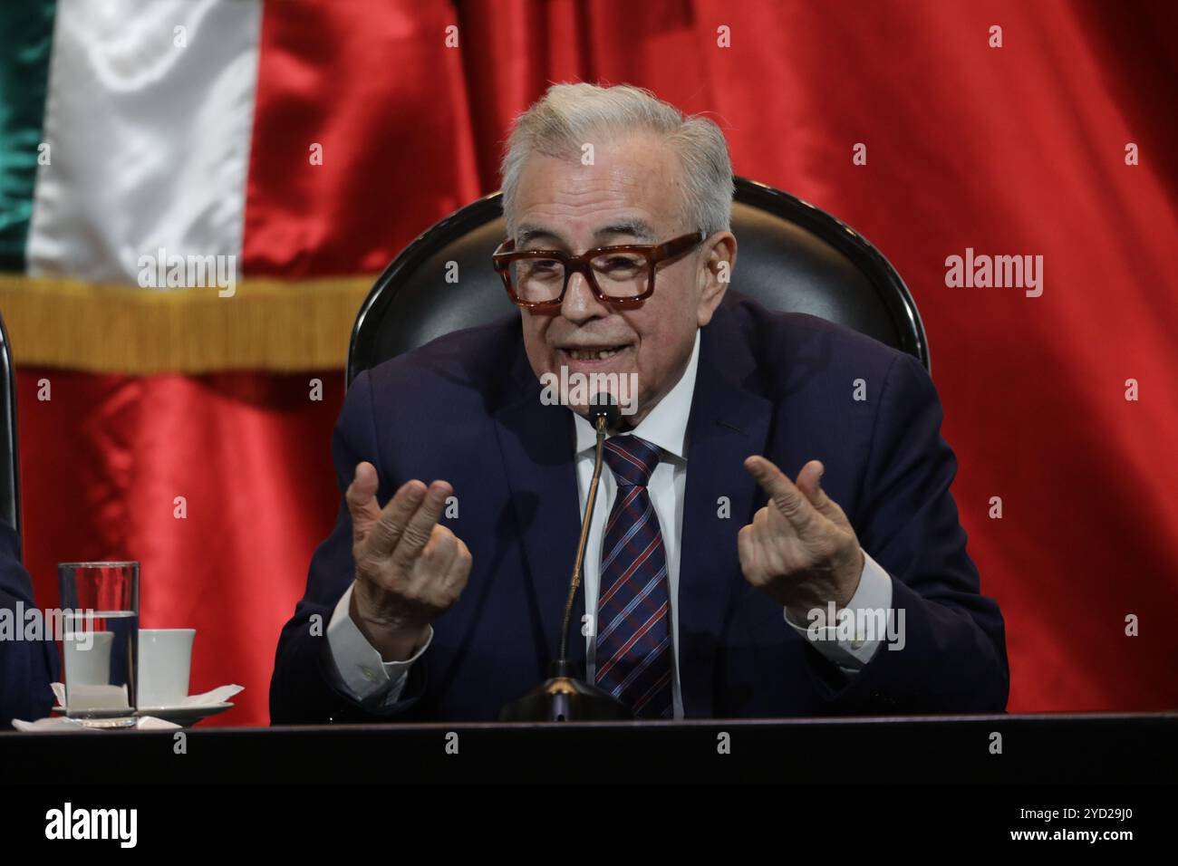 Non esclusiva: Il governatore dello stato di Sinaloa, Ruben Rocha, interviene durante la sua visita al congresso messicano come parte del suo tour di lavoro, dove Foto Stock