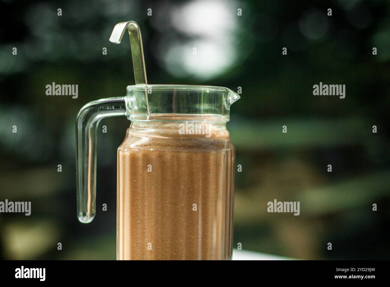 Una caraffa piena di tè indiano chai masala Foto Stock