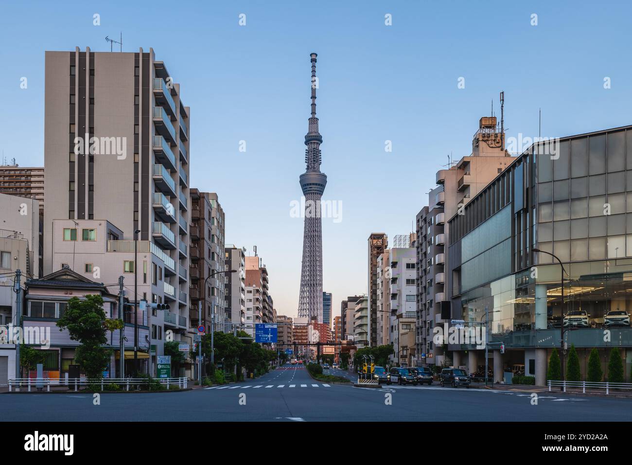 Vista sulla strada della città di Sumida vicino al ponte Komagata Bashi a Tokyo, Giappone Foto Stock