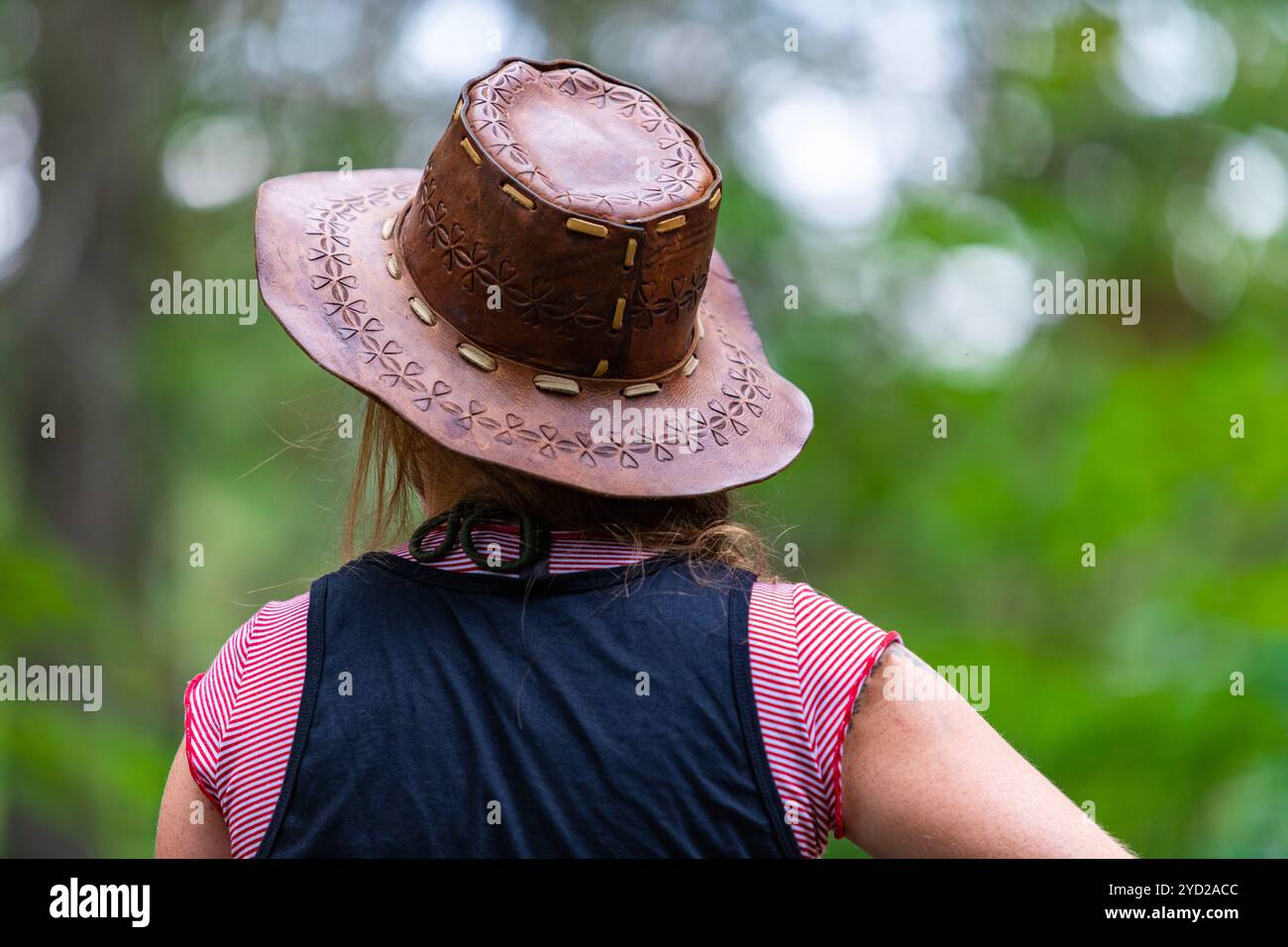 Donna che indossa un cappello in pelle vista posteriore Foto Stock