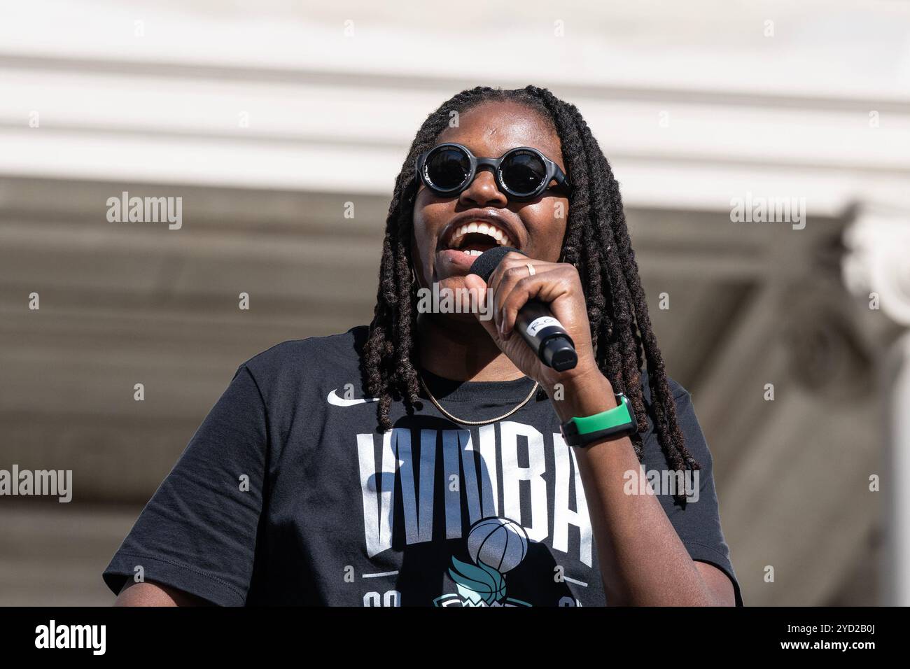 New York, NY, USA, 24 ottobre 2024: Jonquel Jones, Finals MVP parla durante i festeggiamenti per il WNBA Championship della Liberty al City Hall Plaza di New York il 24 ottobre 2024. Crediti: Lev Radin/Alamy Live News Foto Stock