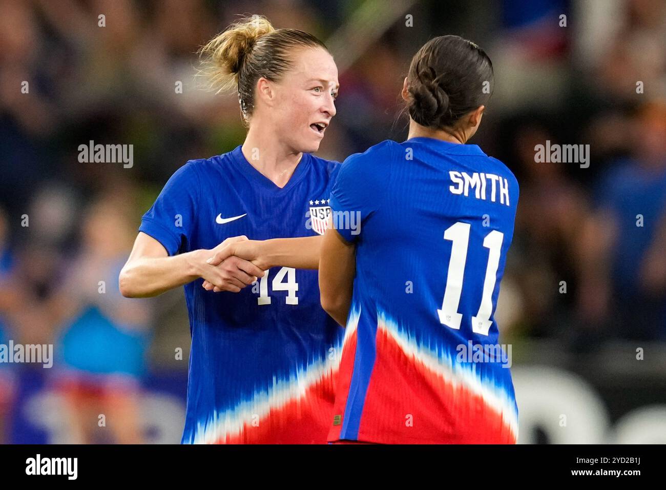 La difensore degli Stati Uniti Emily Sonnett (14) festeggia con l'attaccante Sophia Smith (11) dopo 88 il gol al Smithâs minuto Foto Stock