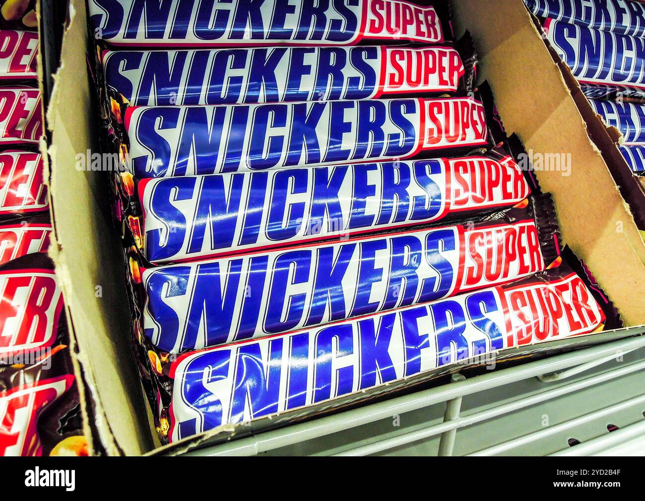 Barrette di cioccolato Snickers sullo scaffale del negozio Foto Stock